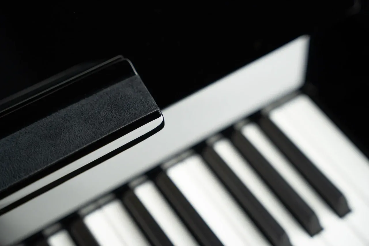 Lid and keyboard detail of the Kawai K-300