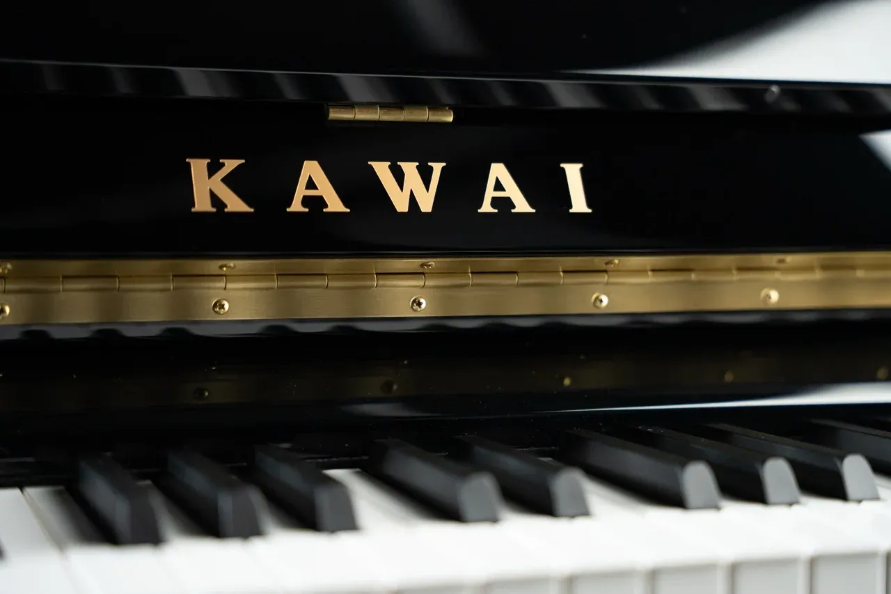 Kawai logo and keyboard detail on the K-400