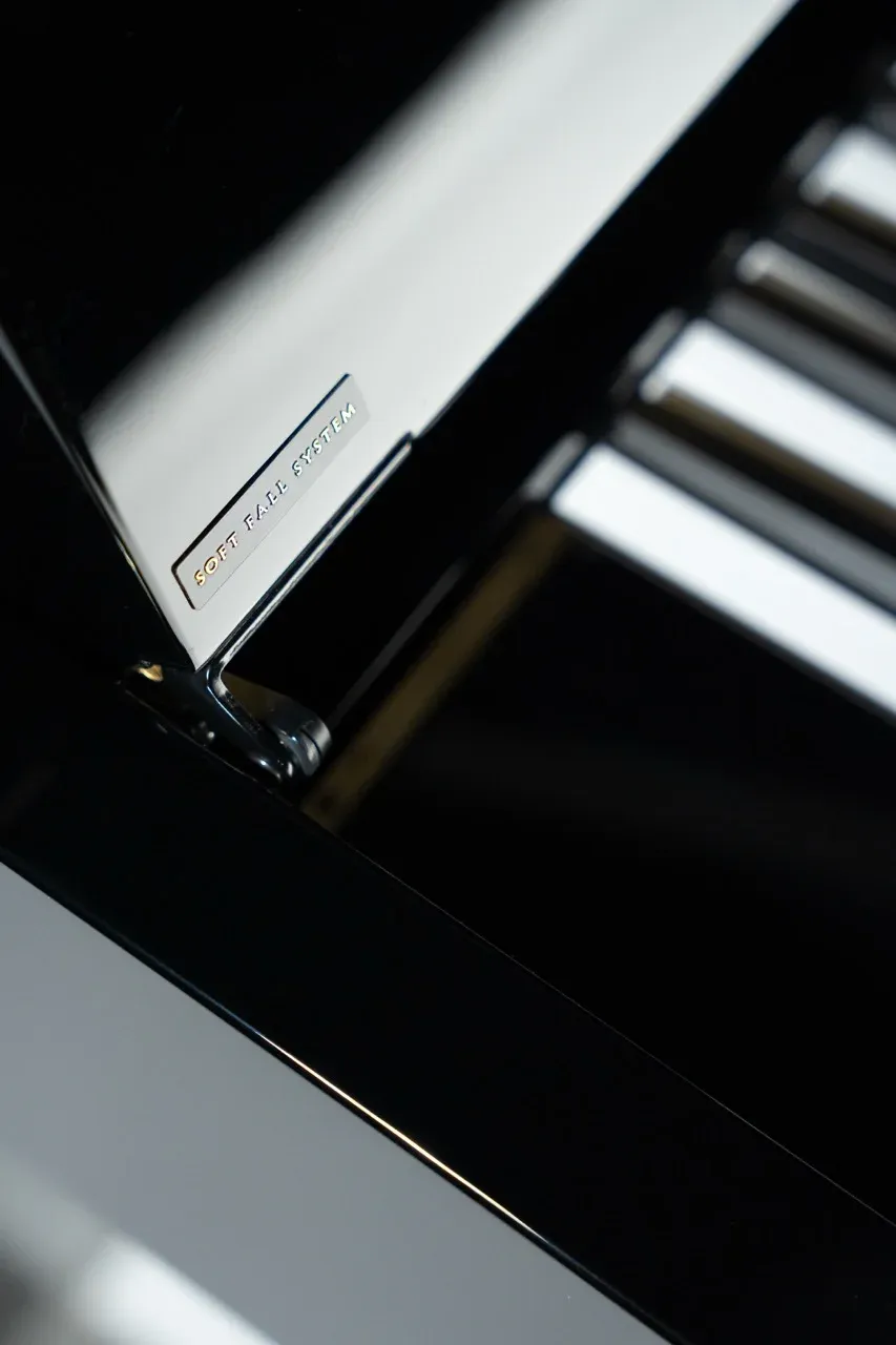 Soft Fall System detail on the Kawai K-400